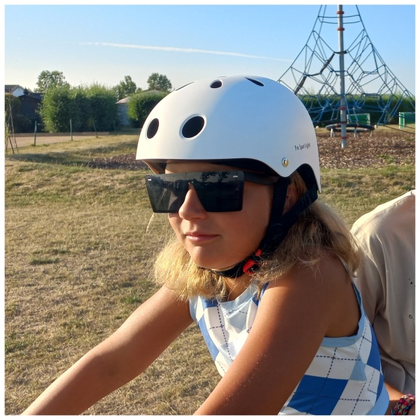 Children's bicycle helmet Matt White girl