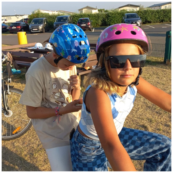 Fahrradhelm für Kinder – Dino-Druck, Größe 48/55 cm – Rosa – Blau